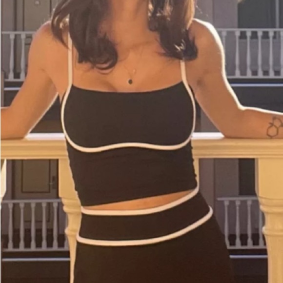 Hollister Gilly Hicks Black and White top - NWT - Picture 1 of 5